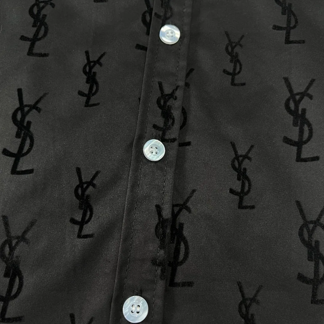 New batch 💰230 model number: G230 SAINT LAURENT YSL new flocked all-over printed shirt top 1️⃣The upper body of the fabric is soft and comfortable, extremely delicate, feels solid, smooth and soft. It has the characteristics of the fabric being wrinkle-free and the hand feel is invincible. The details are handled perfectly! 1️⃣This year’s most popular all-over printing element, full of high-end sense, customized original flocking fabric, combined with the classic YSL flocking pattern for a super high-end feel! 3️⃣The upper part of the body is versatile and white, and it is crazy to call. The YSL flocked shirt with super good looks is a style that you will fall in love with at a glance. The upper part of the body shows off the temperament. It is the same style for men and women. It is a versatile shirt jacket for couples! Color: black Size: M, L, XL